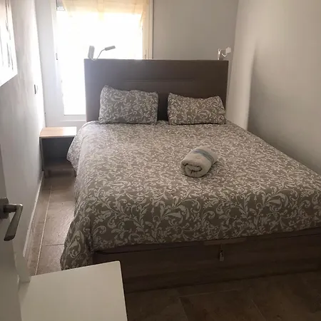 A 50 M De La * קויירה